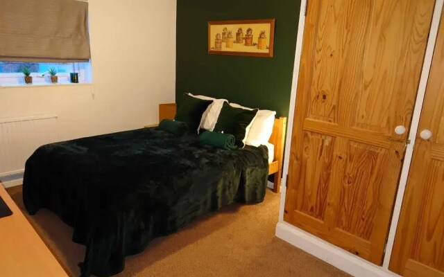 Lovely Rooms in a Quiet Place of Woking