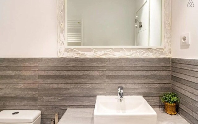 Explore a Walkable Neighborhood around a Comfy Apartment