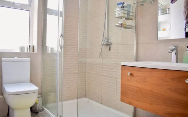 Bright and Modern 5 Bedroom Home With Garden