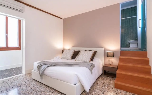Best Rialto Palace 2 by Wonderful Italy