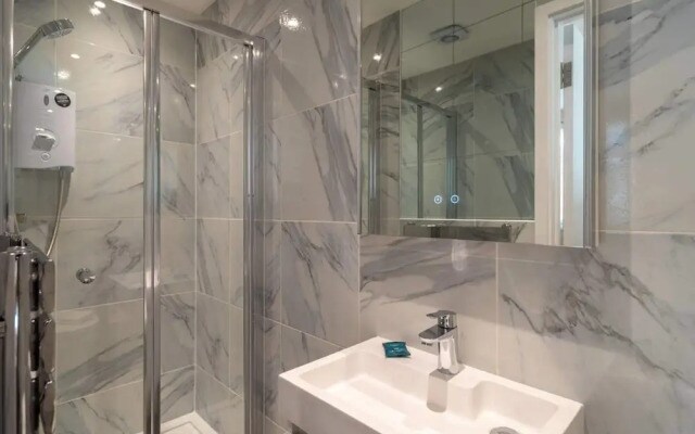 Light & airy studio, 2 mins from Queen's Park tube