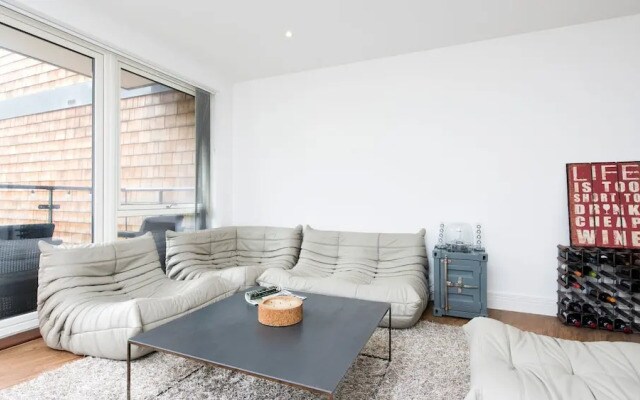 Bright Stylish 2BR across from Victoria Park