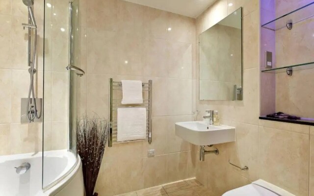 MODERN APARTMENT at SLOUGH STATION, LONDON IN 18 MINS!