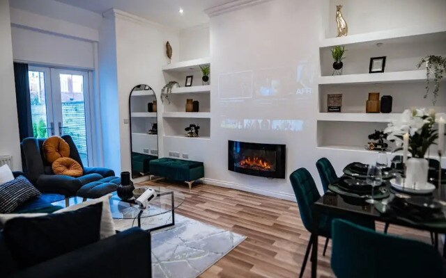 House - Sleeps 7 - Parking - Garden - Near Stn