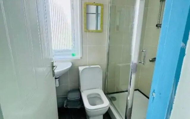 OYO Unique Private Rooms - Bolton Central, Free Parking