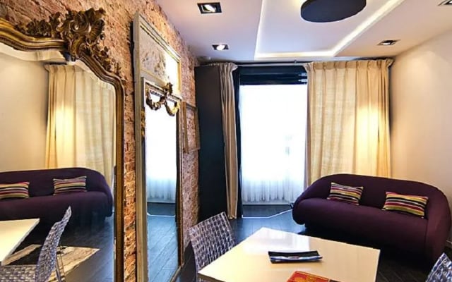 Studio Paris Apartment - Jobs