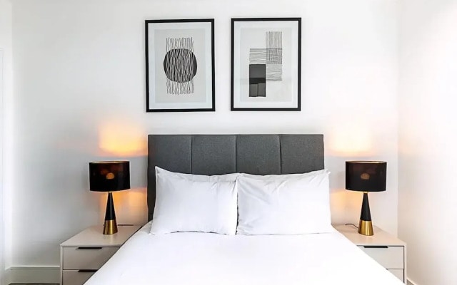 Modern Sky-High Flat In North Acton