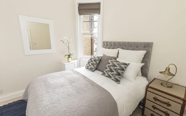 Stylish 3 Bedroom Flat with balcony is West Kensington