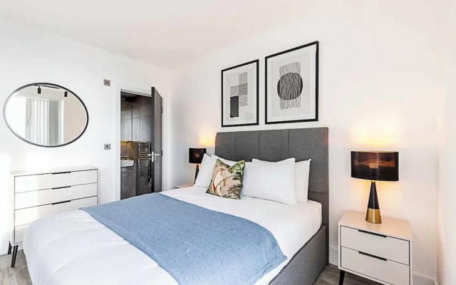 Modern North Acton Flat With City View