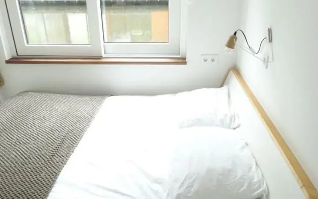 Private studio on houseboat in the centre!