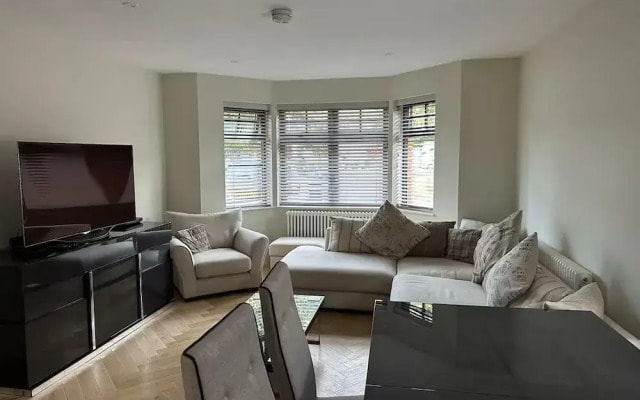 Thames Ditton Apt - Sleeps 6 - Garden & Bbq