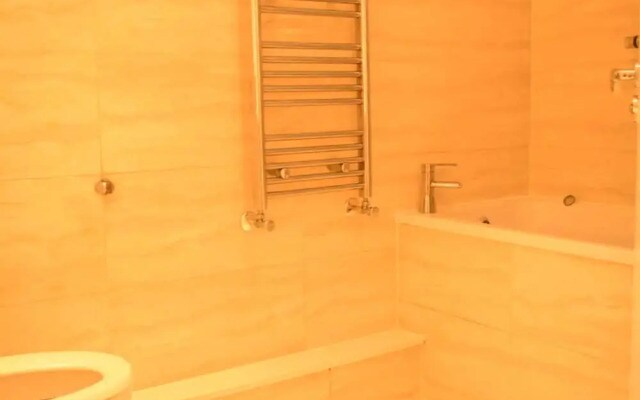 2 Bedroom Apartment in White City