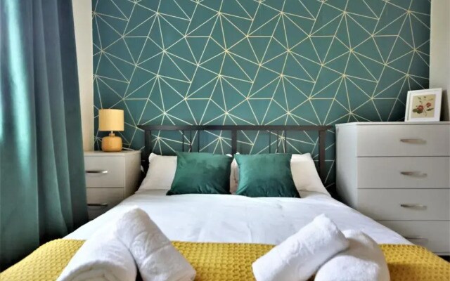 Manchester Townhouse by BEVOLVE - 4 bedrooms - Free Parking