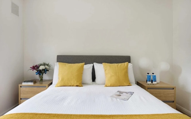 Bright and Spacious Philbeach Garden Apartment