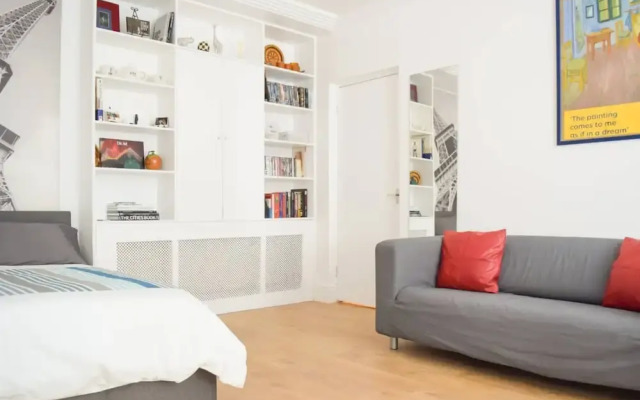 Modern Designer London Studio Flat With Patio