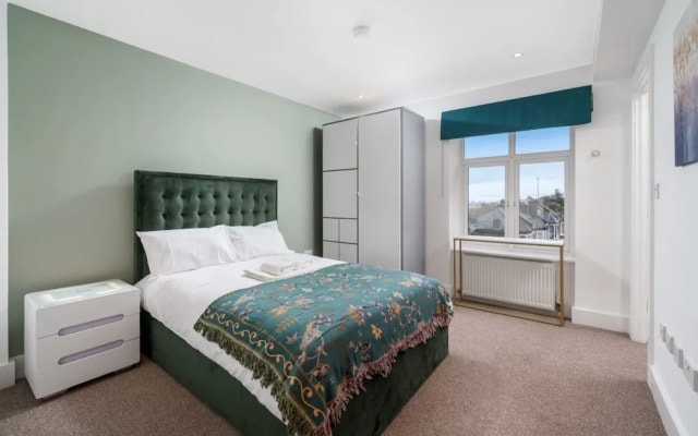 Stunning 3BD Flat, Parking, Sleeps Six, Near Park