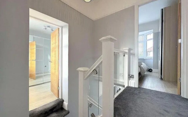 Impeccable 4-bed House in Liverpool