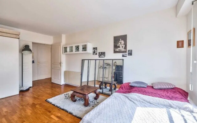 Nice 2 Room Apartment in Paris