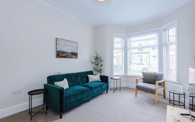Spacious Home Ideal for Professionals Sleeps 8