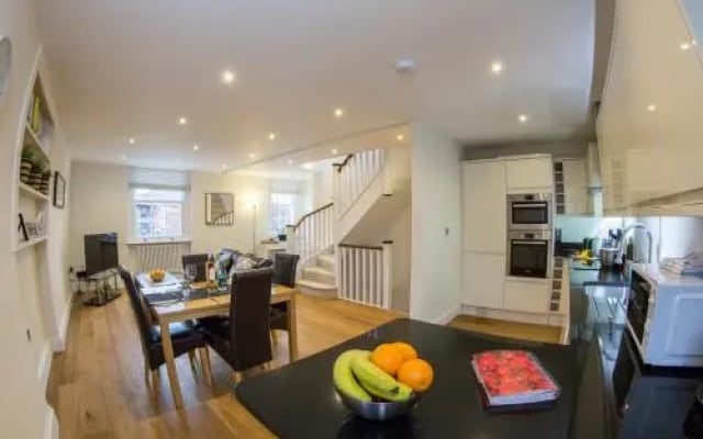 Finchley Central - Spacious Triplex