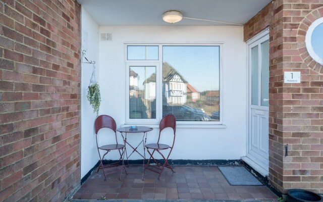 Madika Homes Stunning 2-bed Apartment in Edgware