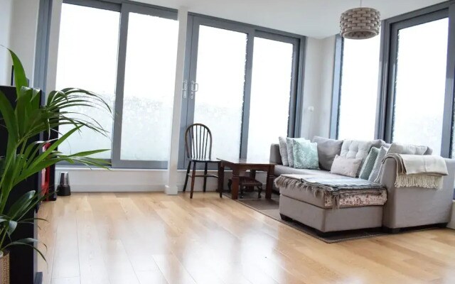 Bright 1 Bedroom Flat in Limehouse