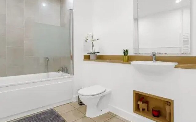 Charming 2 Bedroom Flat in Bromley By Bow