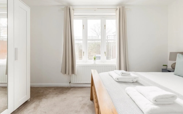 Magnificent 2 Bed Garden Flat in Oval
