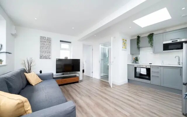 Modern Apartment in Enfield With Comfort