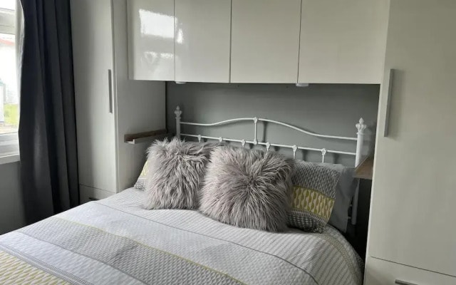 Seasideescape-2br-sleeps4-parking-petsok-fireplace