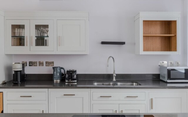 The Eyre Suite Two - Farringdon - by Frankie