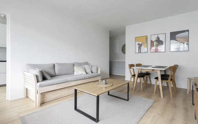 2ndhomes Modern 2BR Apartment w Balcony