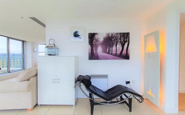 SidemerseyLivingscouk 2BR 2BA Luxury APT in L2 w Parking