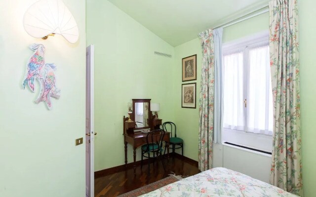 Beautiful Roman Apartment Next To Trevi Fountain