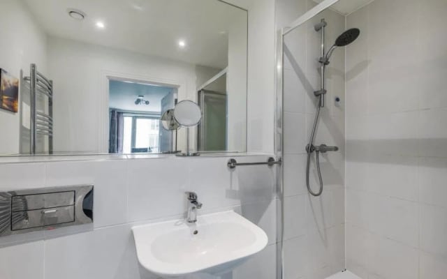 Stunning 2BR Home In Tottenham Hale W/balcony