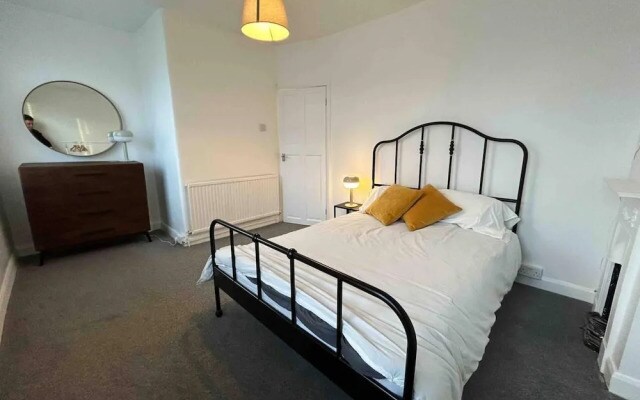 Cool 2 Bed House Hornchurch, Arcade Games, Parking