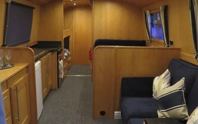 Houseboat Hotels