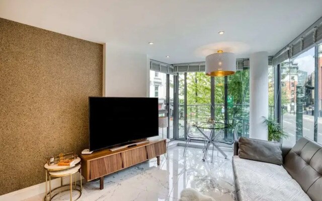 Stylish 1bdr Apt W/balcony, Near Victoria Station
