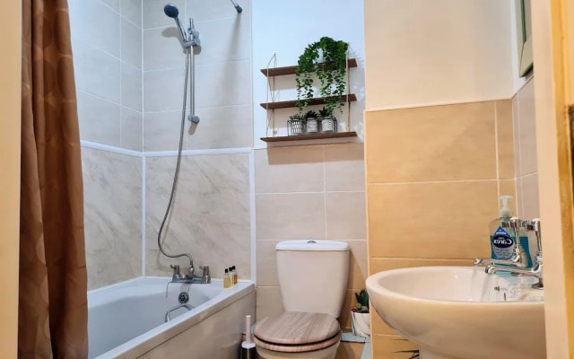 2 bedroom Central Flat with Parking