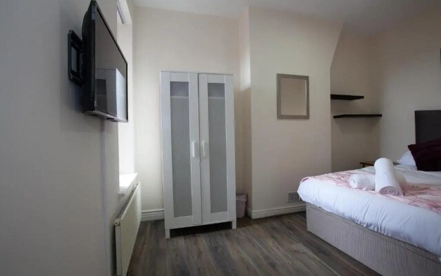 Modern Stays @ Kippax House (6 Bedrooms, 7 Beds, Sleeps 13, Free Parking)