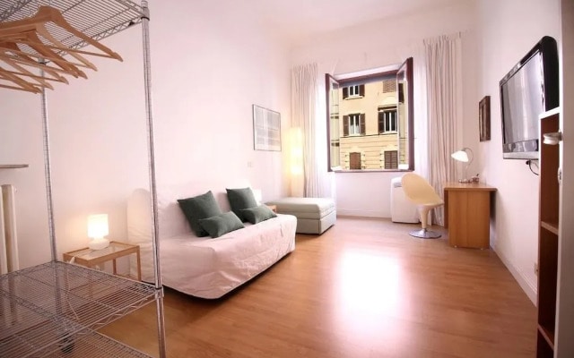 Spacious Apt Steps away from the Vatican