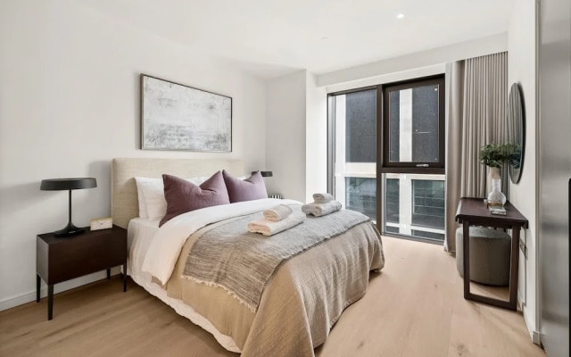 Stunning two Bedroom Docklands Apartment With Balcony