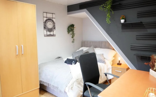 Stunning 5-bed House in Liverpool! Great Location!