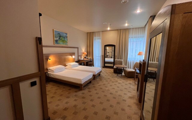 Отель Best Western Santakos
