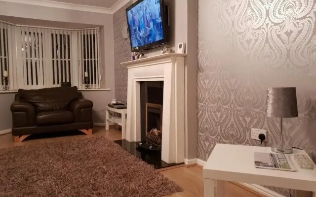 Charming Liverpool Home With Gardens and Parking