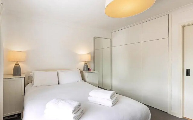 Modern Borough Retreat With Private Terrace