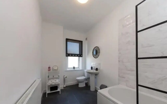 Impeccable 2-bed House in Stoke-on-trent