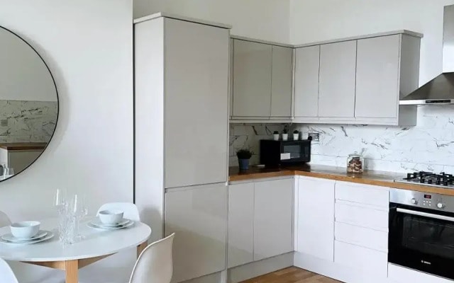 Modern and light 2 bed flat in SW2