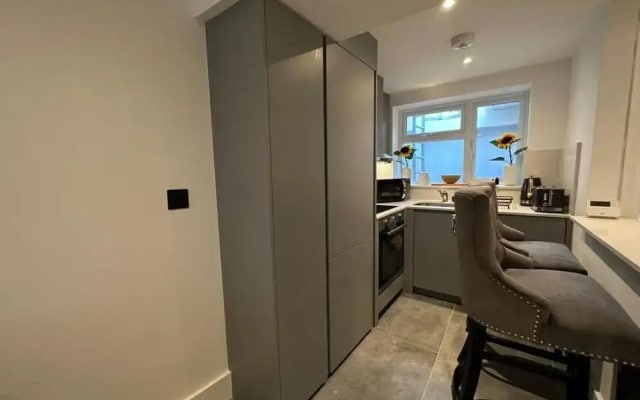House - Sleeps 4 & Free Parking