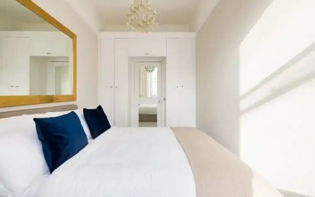 Chic Sunlit Earls Court Flat